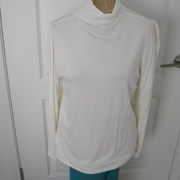 White  Loose Wrinkly Turtle Neck - Picture 5 of 6